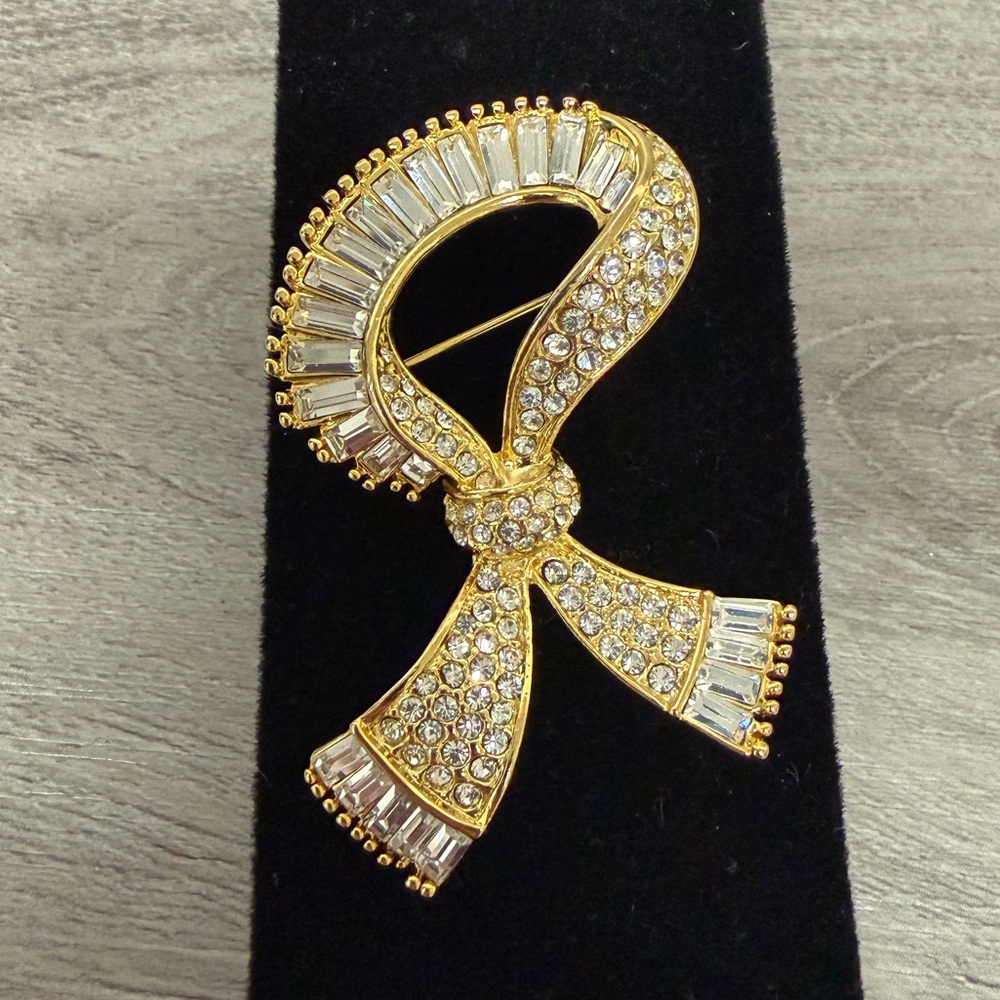 Elegant Gold Tone and Silver Ribbon Brooch